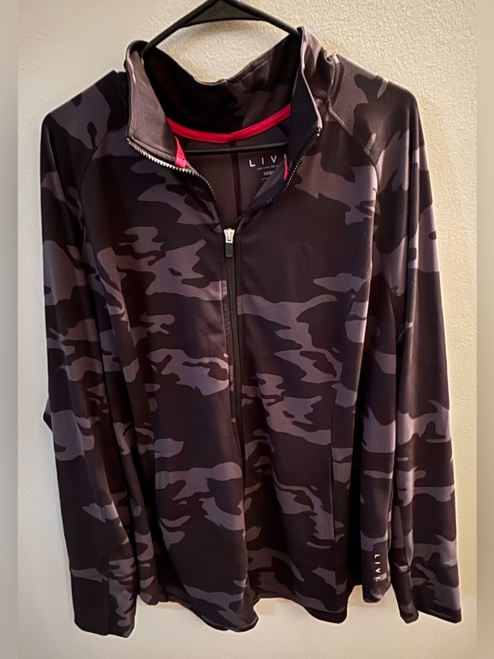 LIVI Active Black & Gray Camo Lightweight Soft Zip Jacket